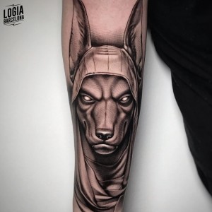 tatuaje_brazo_perro_egipcio2_pablo_munilla_logiabarcelona 